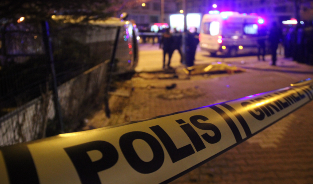 Konya'da otomobil polis aracına çarptı!