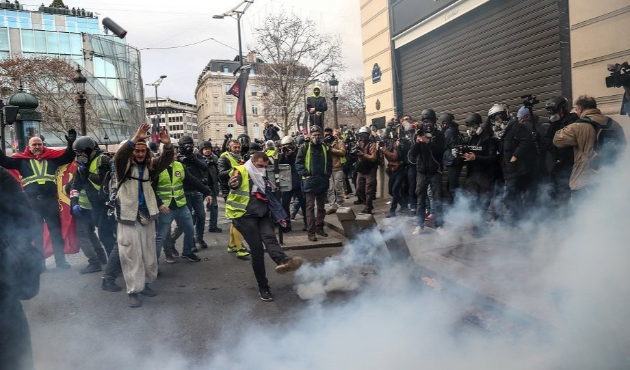 Ortalık toz duman! Yüzlerce kişi gözaltında...