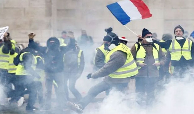 Paris’te eylemciler evlerine döndü