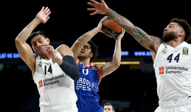 Anadolu Efes son çeyrekte yıkıldı!