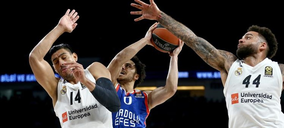 Anadolu Efes son çeyrekte yıkıldı!