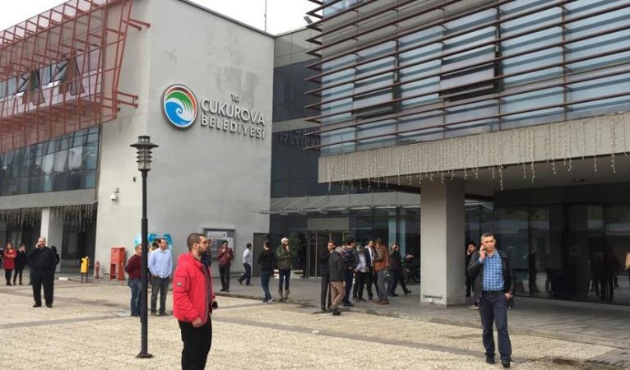 Çukurova Belediyesi’ne silahlı baskın: 3 yaralı