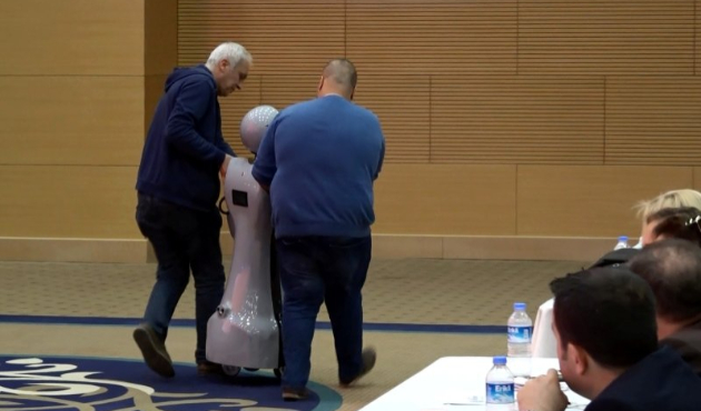 İnsansı robot Mini Ada sahneden düştü!