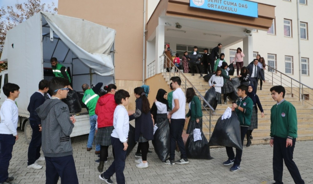 Öğrencilerden hayır çarşısına kıyafet bağışı