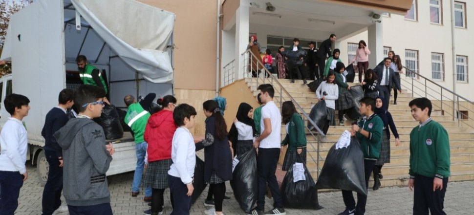 Öğrencilerden hayır çarşısına kıyafet bağışı