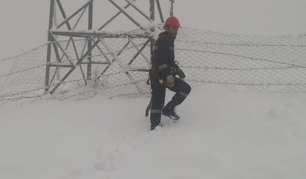 VEDAŞ ekipleri Hakkari'de canla başla çalışıyor!