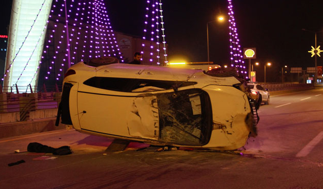 Takla atan otomobilden burunları kanamadan çıktılar