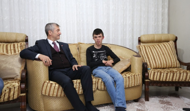 Başkan Tahmazoğlu, Görme Engelli Göktuğ’u evinde ziyaret etti
