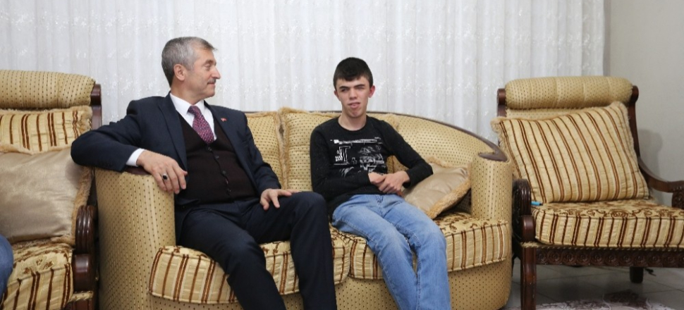 Başkan Tahmazoğlu, Görme Engelli Göktuğ’u evinde ziyaret etti