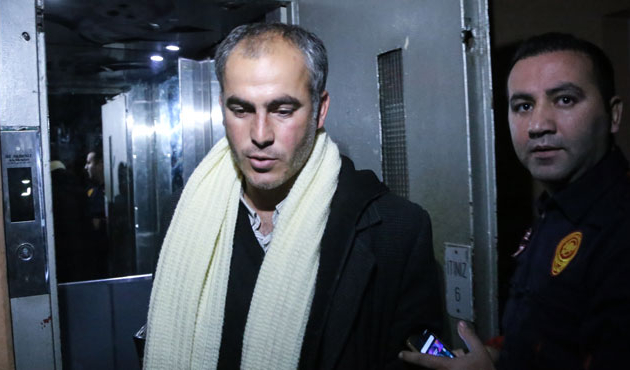 Çekirdek çitleyerek kurtulmayı bekledi!
