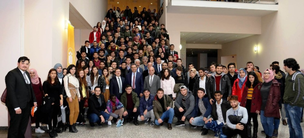 Rektör Kızılay, yabancı öğrencilerle buluştu