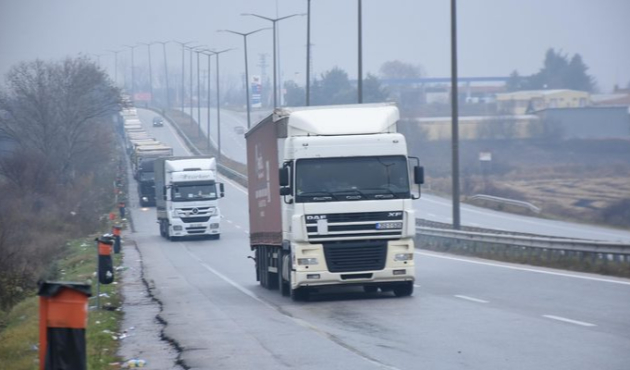 Tam 24 saattir 18 kilometrelik kuyrukta bekliyorlar!
