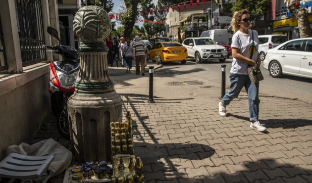 Kaldırıma gömülen tarih gün yüzüne çıkarılıyor