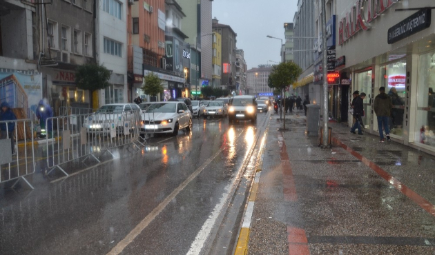 Balıkesir’de beklenen sağanak yağışlar başladı