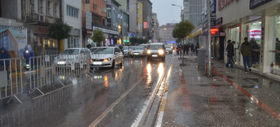 Balıkesir’de beklenen sağanak yağışlar başladı