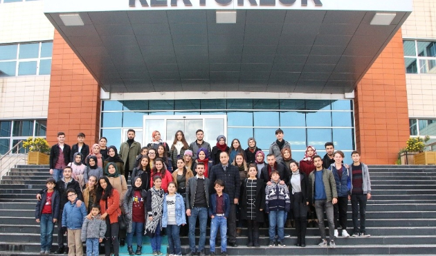 Minik eller hayallerini yaşıyor