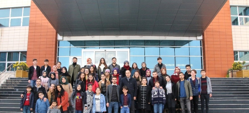 Minik eller hayallerini yaşıyor