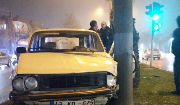Alkollü sürücü direğe çarparak durabildi