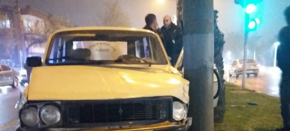 Alkollü sürücü direğe çarparak durabildi