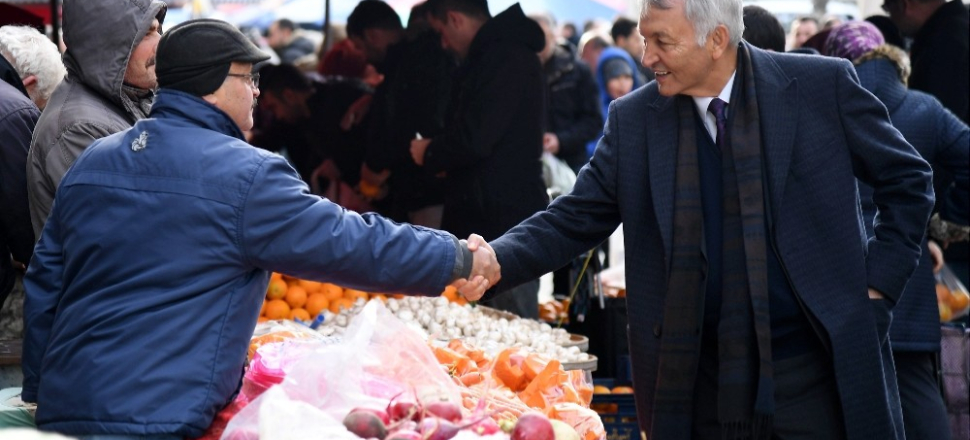 Günaydın, Pazar esnafıyla buluştu