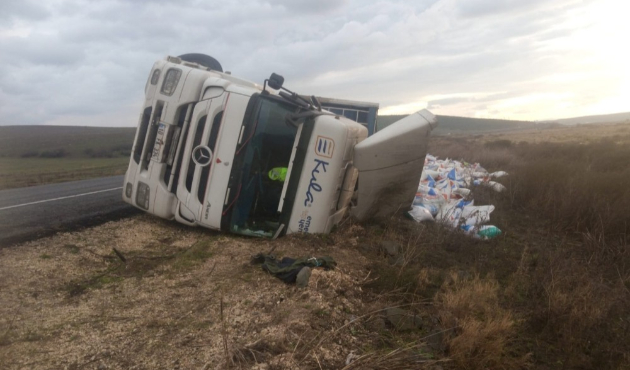 Manyas’ta TIR şarampole uçtu