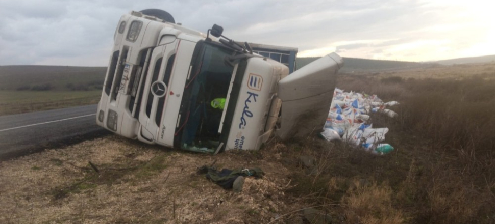 Manyas’ta TIR şarampole uçtu