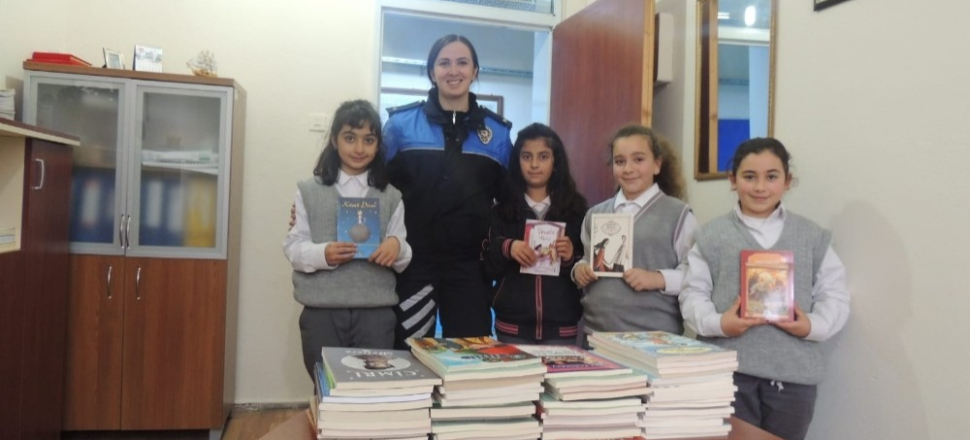 Kars polisi bin kitap dağıttı