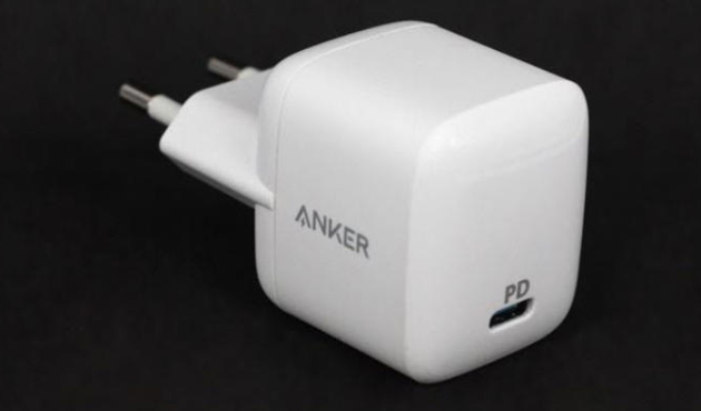 MacBook şarj adaptörü cebe girdi