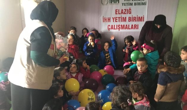 Elazığ'da örülen atkı ve bereler Azez’e ulaştı