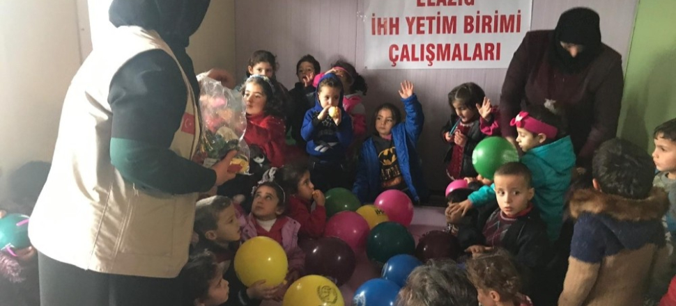 Elazığ'da örülen atkı ve bereler Azez’e ulaştı