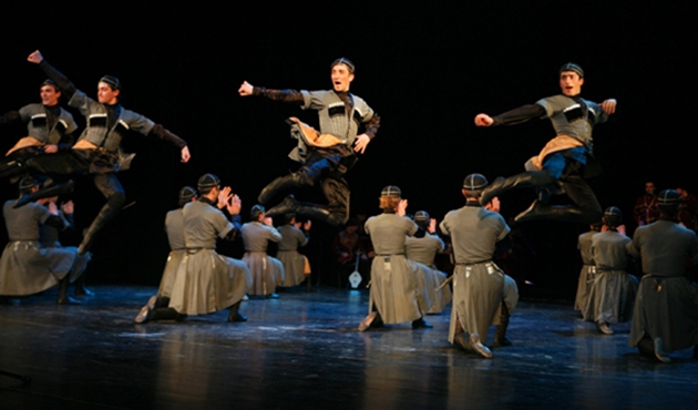 Dünyaca ünlü Gürcü dansçılar İzmir'de sahne aldı