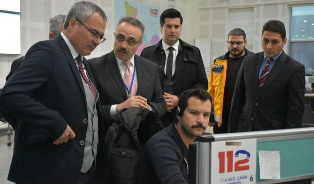 Manisa'da Vali Deniz, 112 Acil Çağrı Merkezinde brifing aldı