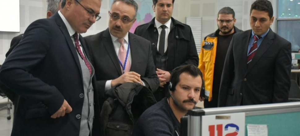 Manisa'da Vali Deniz, 112 Acil Çağrı Merkezinde brifing aldı