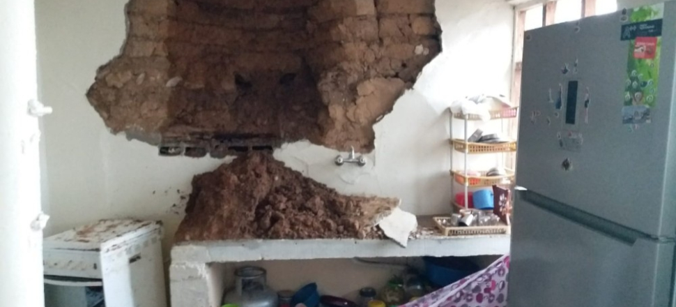 Yağış depremde hasar gören evin duvarını yıktı
