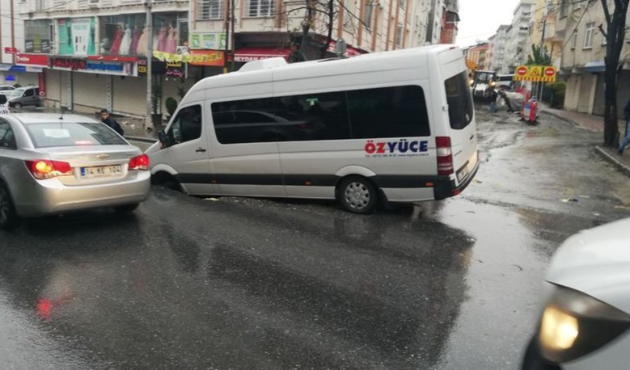 Esenyurt'ta yol çöktü! İşçi servisi çukura düştü