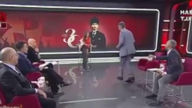 Emekli Tümamiral canlı yayını terk etti