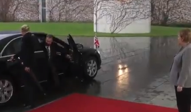 Theresa May makam aracında kilitli kaldı...