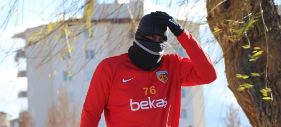 Soğuk hava Kayserisporlu futbolcuları da etkiledi