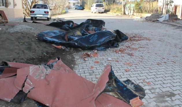 Ordu'da şiddetli rüzgar çatıdaki kaplamayı uçurdu