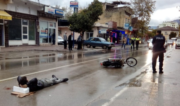 Adana'da ambulans bekleyen yaralıya köpükten yastık