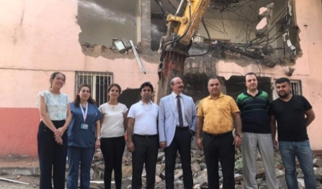 Adana'da 62 yıllık un fabrikasının yıkımına başlandı