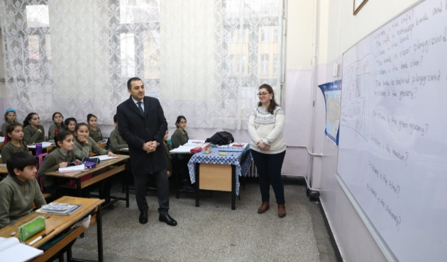 Kars'ta Valİ Türker Öksüz, okullarda öğrencilerle buluştu