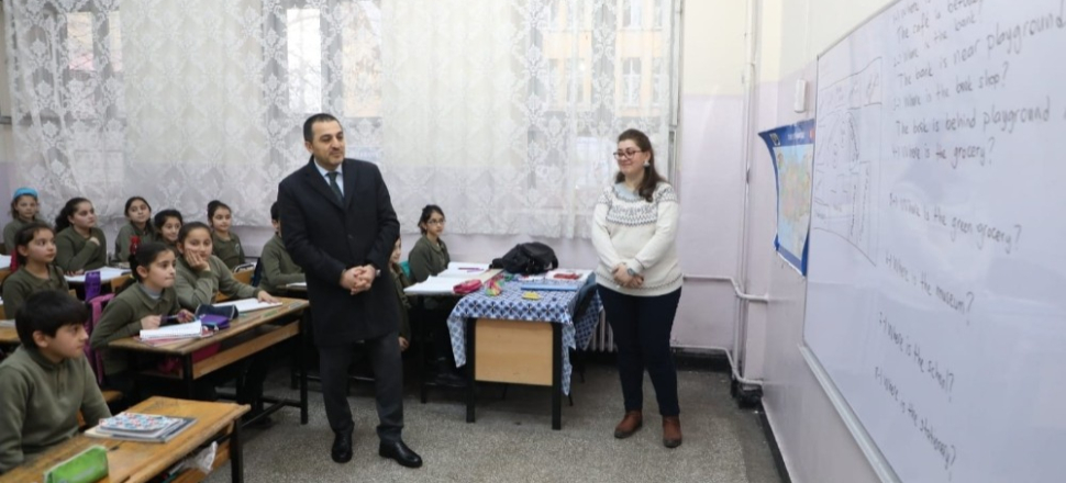 Kars'ta Valİ Türker Öksüz, okullarda öğrencilerle buluştu