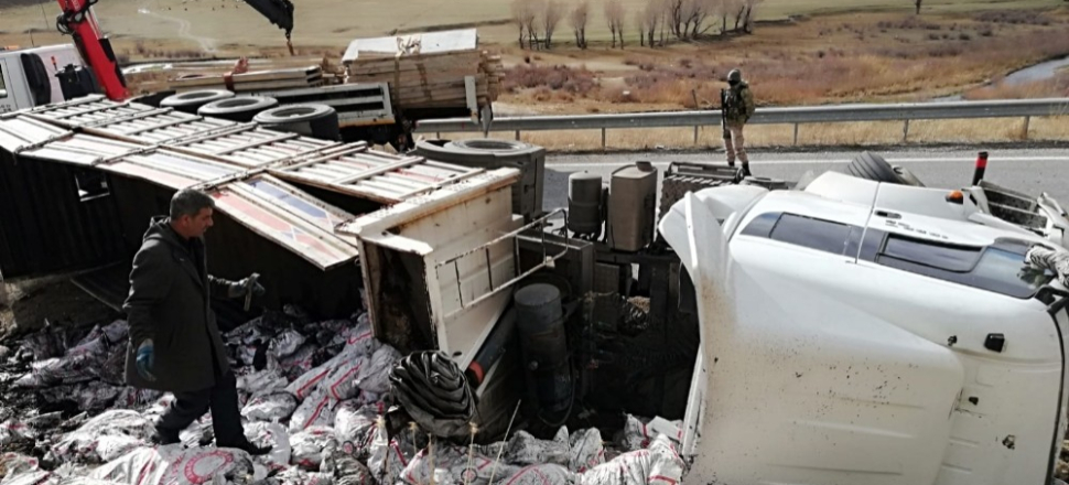 Van'da kömür yüklü tır devrildi