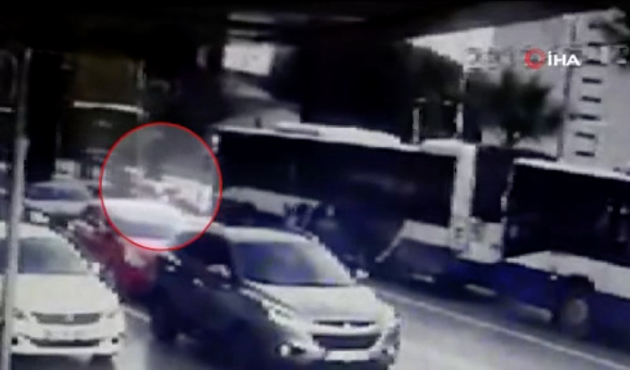 Halk otobüsü trafik polisine çarptı!