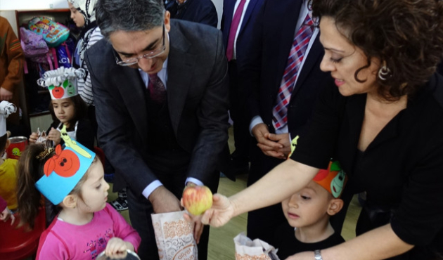 Balıkesir Havran'da öğrencilere 6 ton meyve dağıtıldı