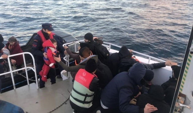 Balıkesir'de tekneleri sürüklenen mültecileri sahil güvenlik kurtardı