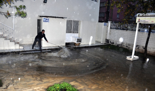 Mardin Kızıltepe’de cami bahçesini lağım suyu bastı