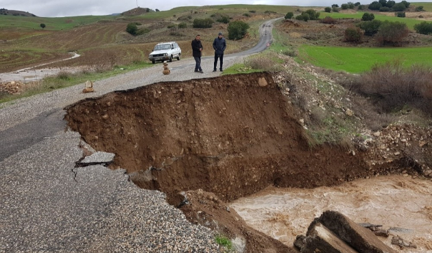 Adıyaman Besni’de yağışlar menfez ve yola zarar verdi