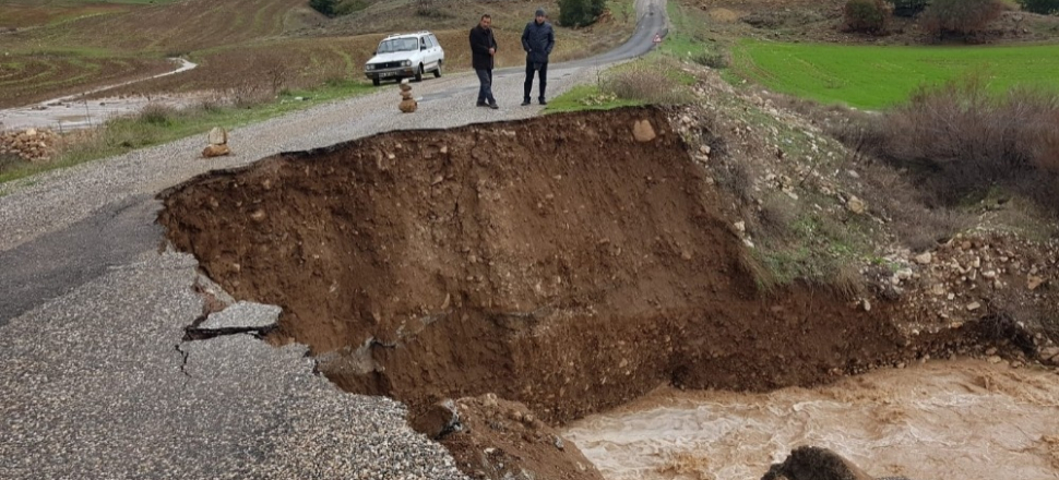 Adıyaman Besni’de yağışlar menfez ve yola zarar verdi